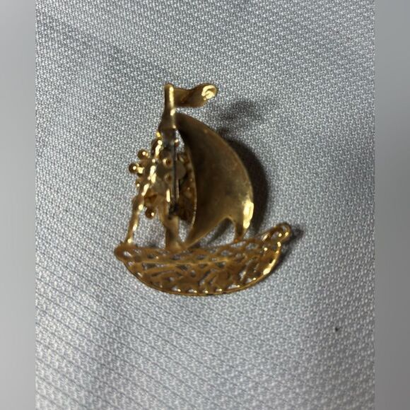Vintage Goldtone & Pearls Sailboat Brooch Excellent Preloved Condition - Picture 4 of 4